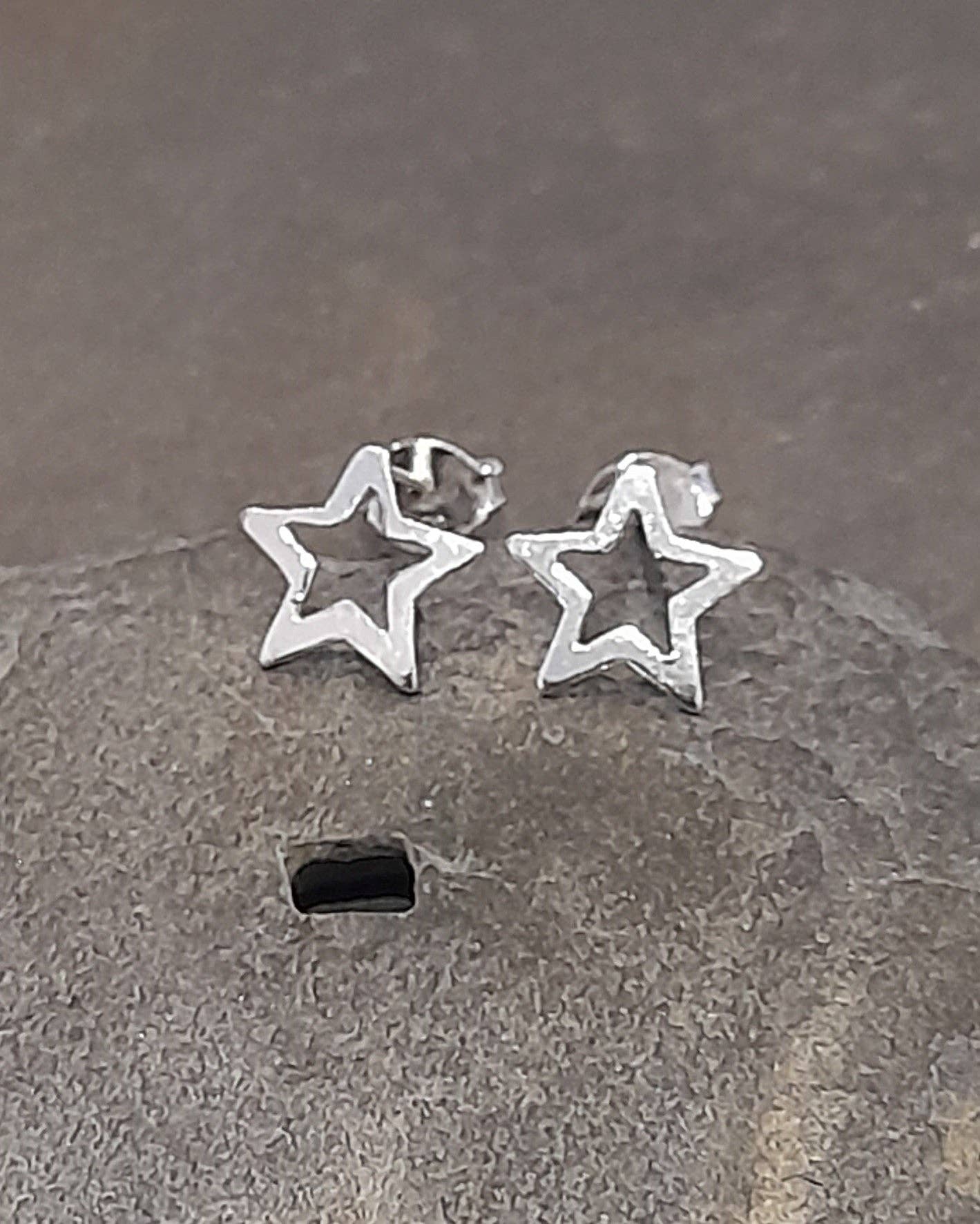 9MM OUTLINE STAR STUD EARRINGS