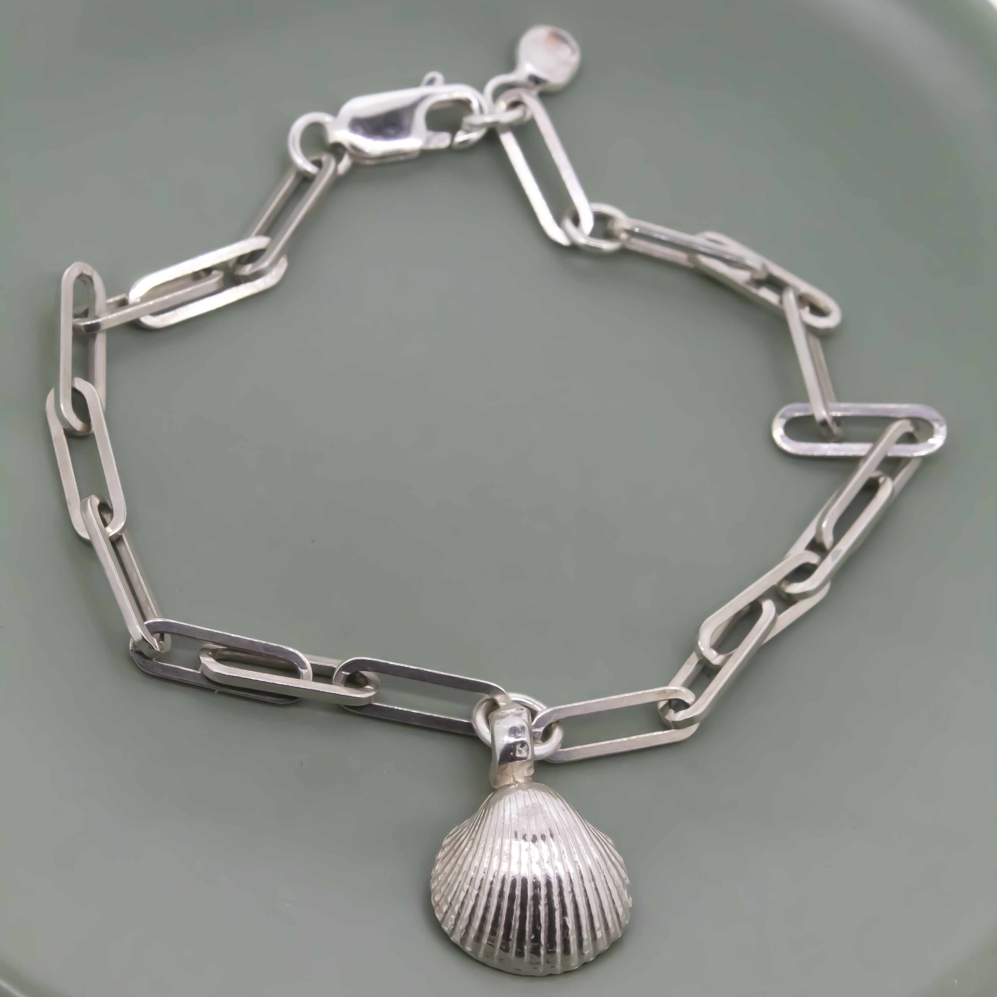Shell trace bracelet