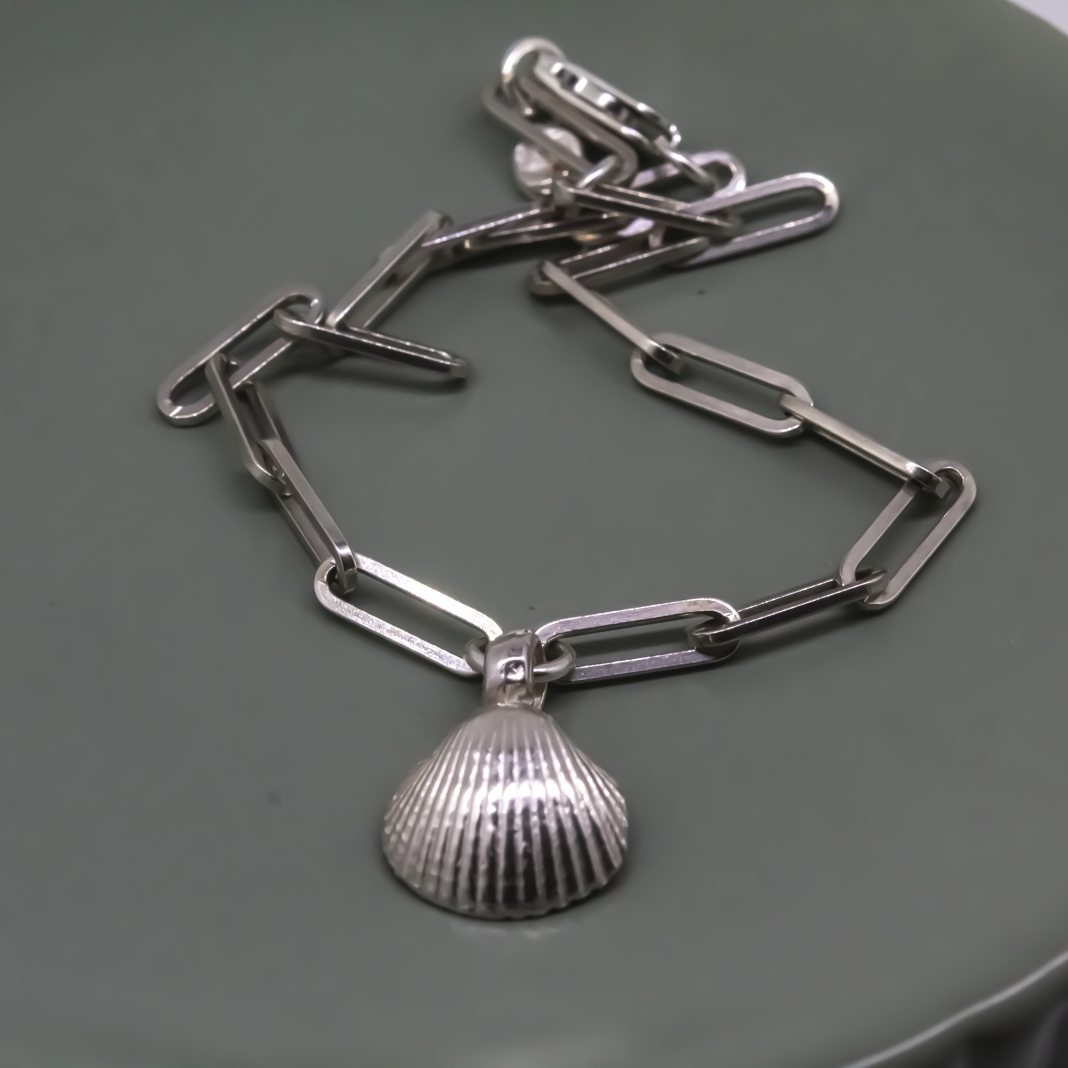 Shell trace bracelet